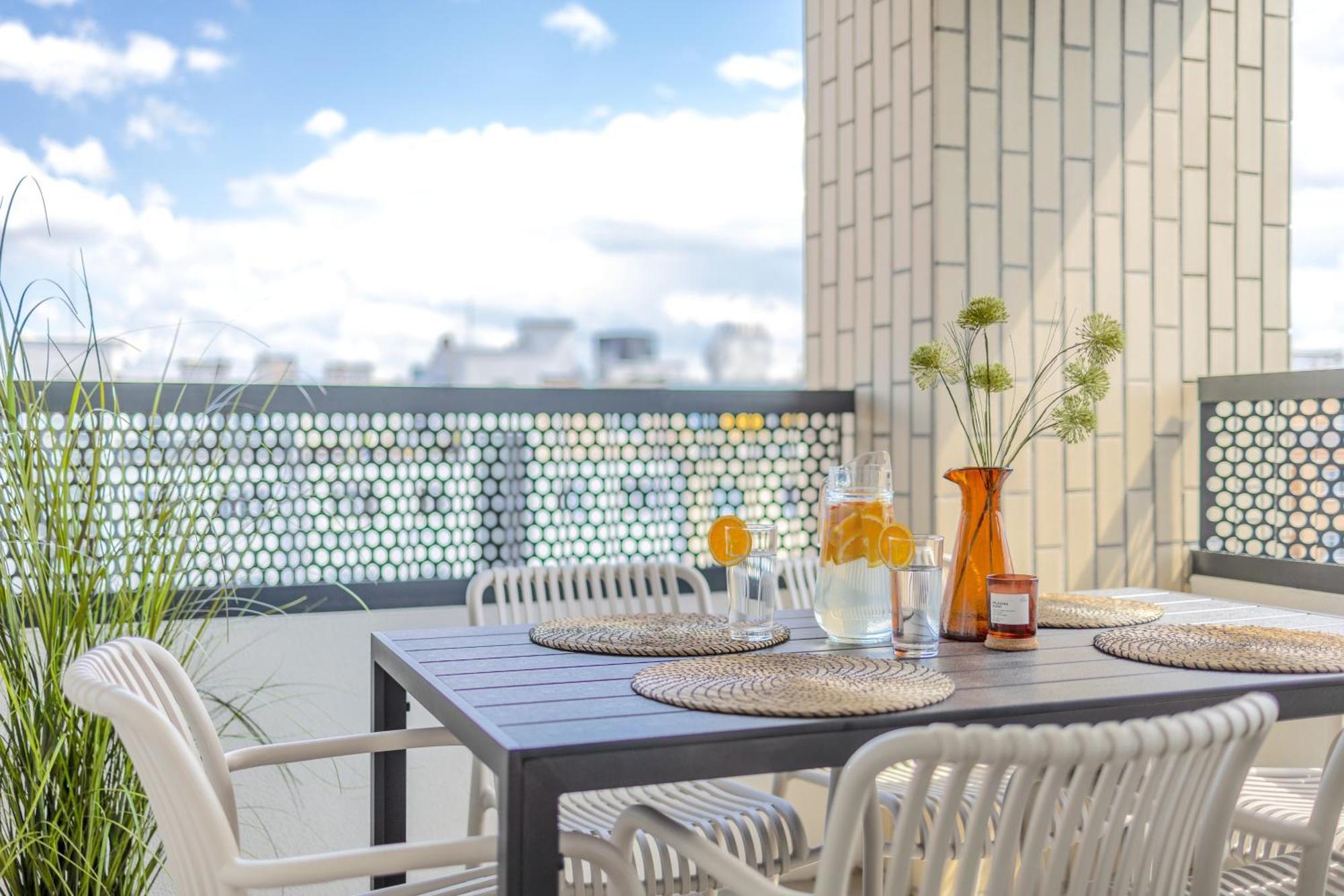 Bright 2Br - 4Th Floor, Balcony, Free Parking By Gravity Prague Appartement Buitenkant foto