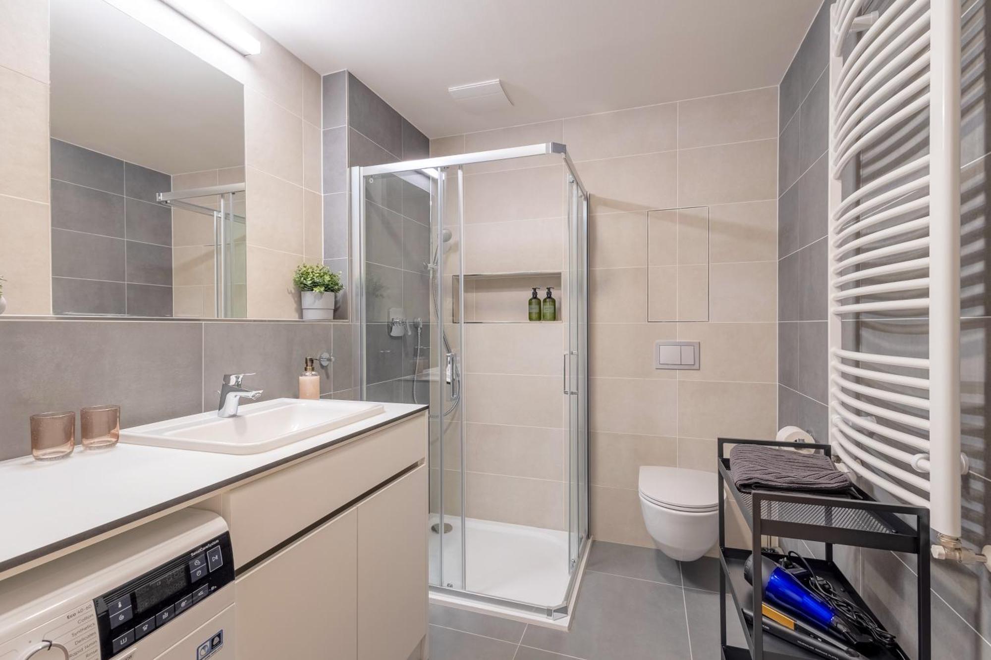 Bright 2Br - 4Th Floor, Balcony, Free Parking By Gravity Prague Appartement Buitenkant foto