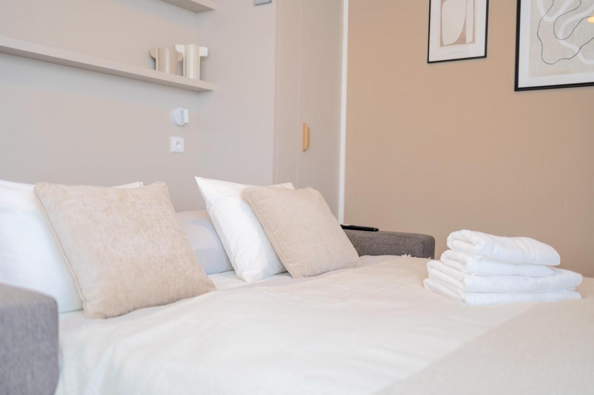 Bright 2Br - 4Th Floor, Balcony, Free Parking By Gravity Prague Appartement Buitenkant foto