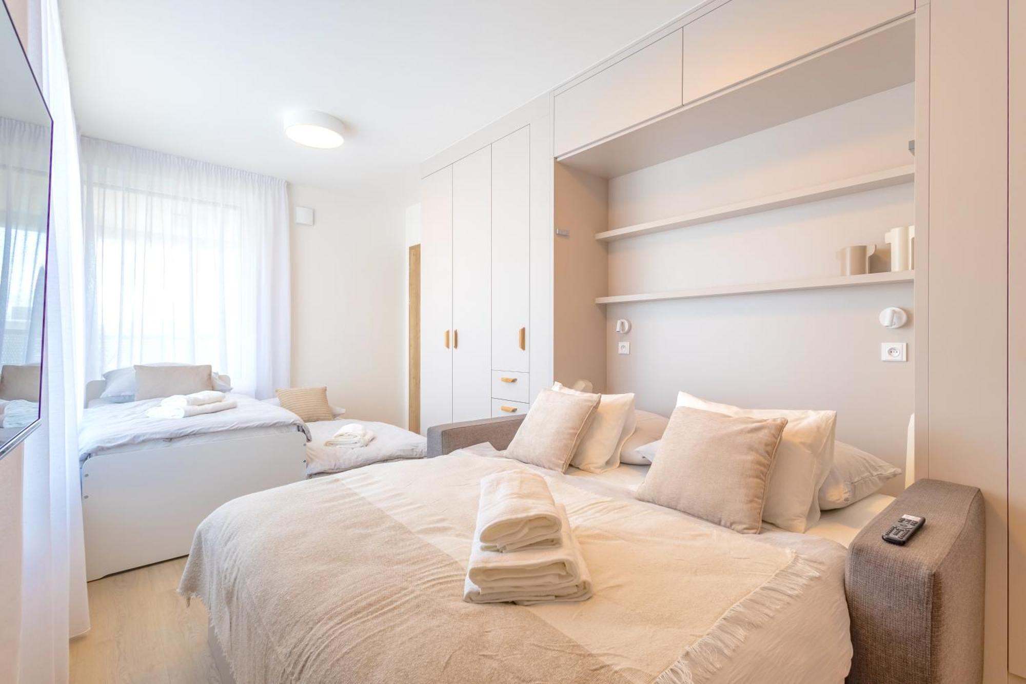 Bright 2Br - 4Th Floor, Balcony, Free Parking By Gravity Prague Appartement Buitenkant foto