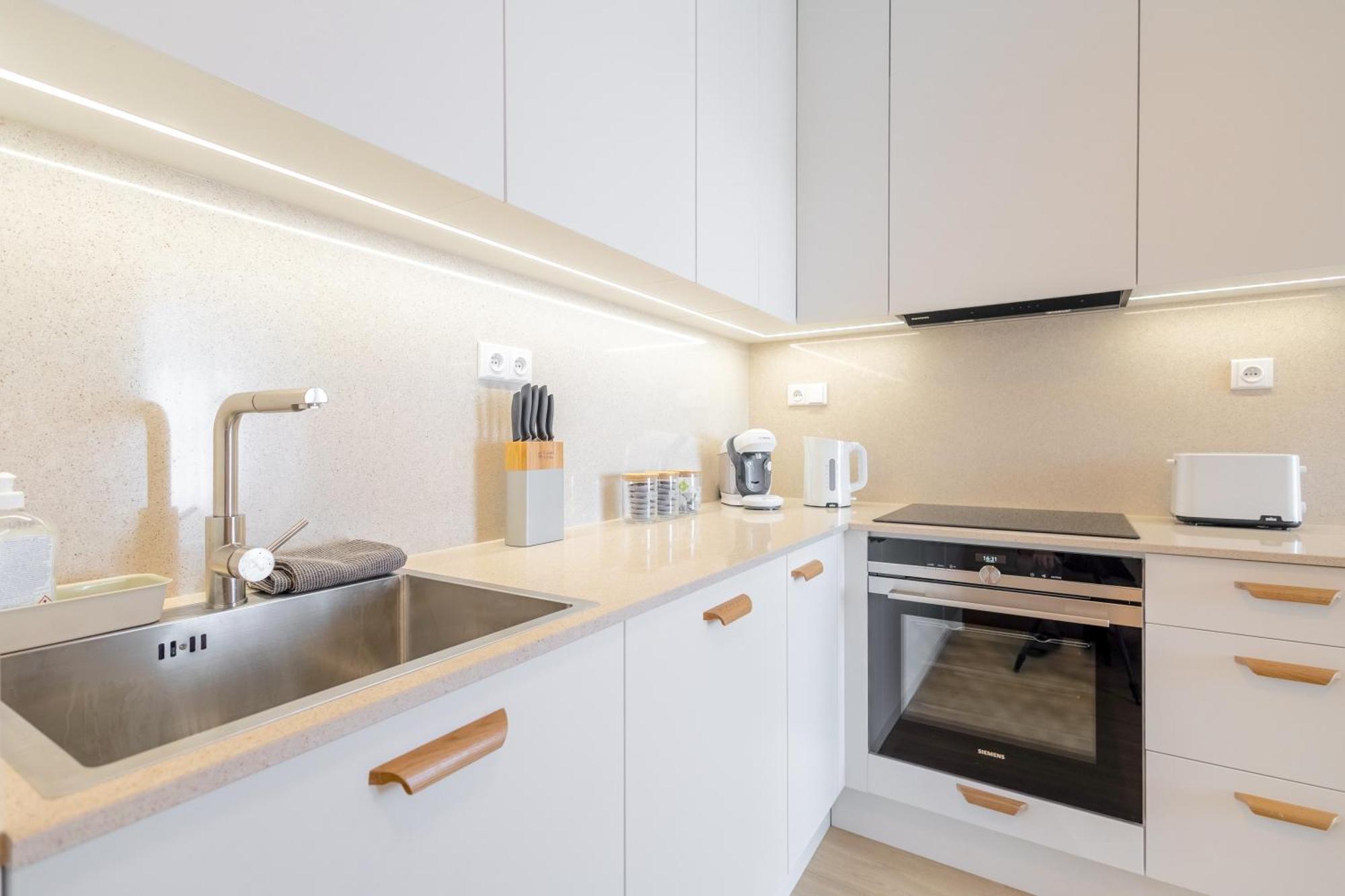 Bright 2Br - 4Th Floor, Balcony, Free Parking By Gravity Prague Appartement Buitenkant foto