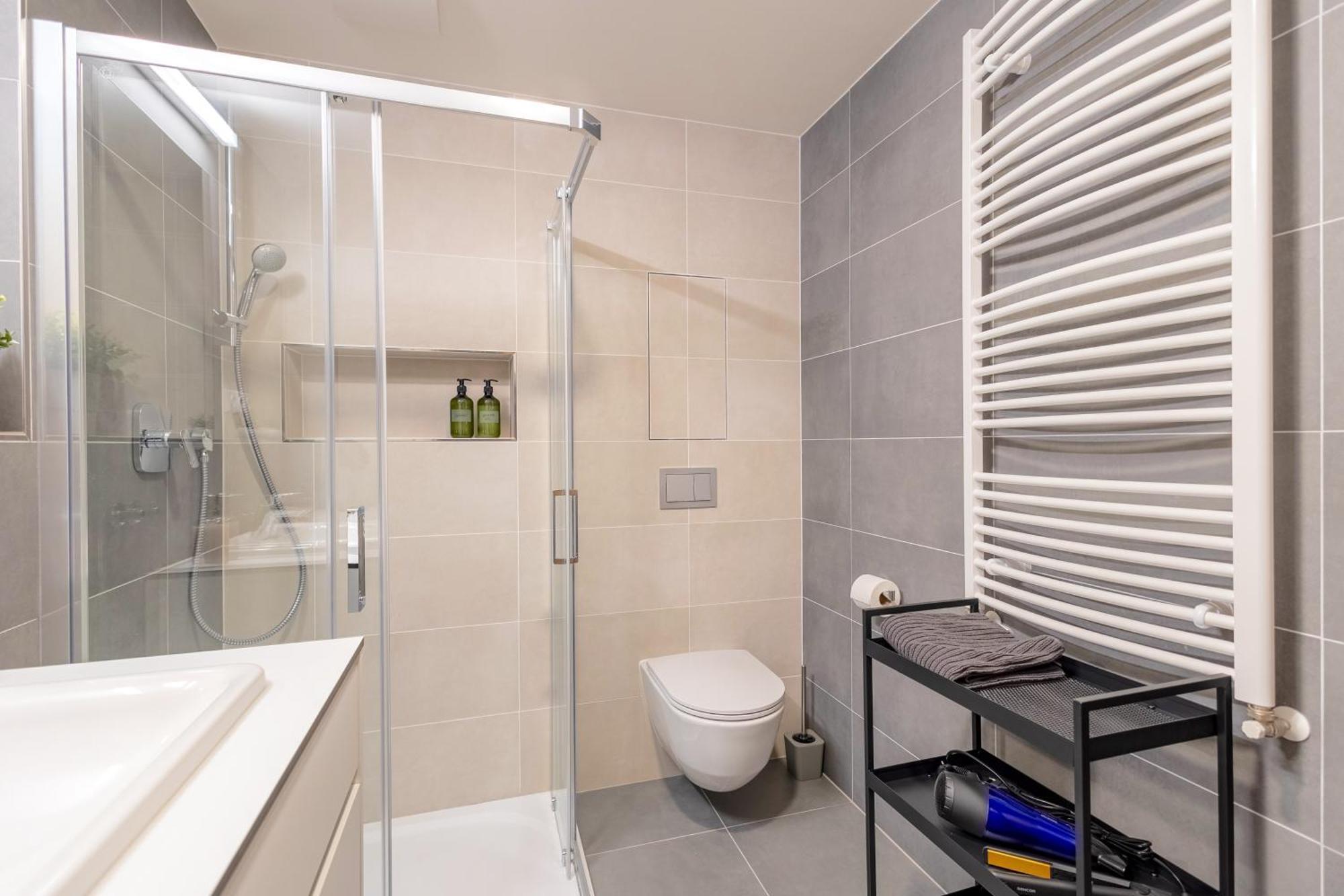 Bright 2Br - 4Th Floor, Balcony, Free Parking By Gravity Prague Appartement Buitenkant foto