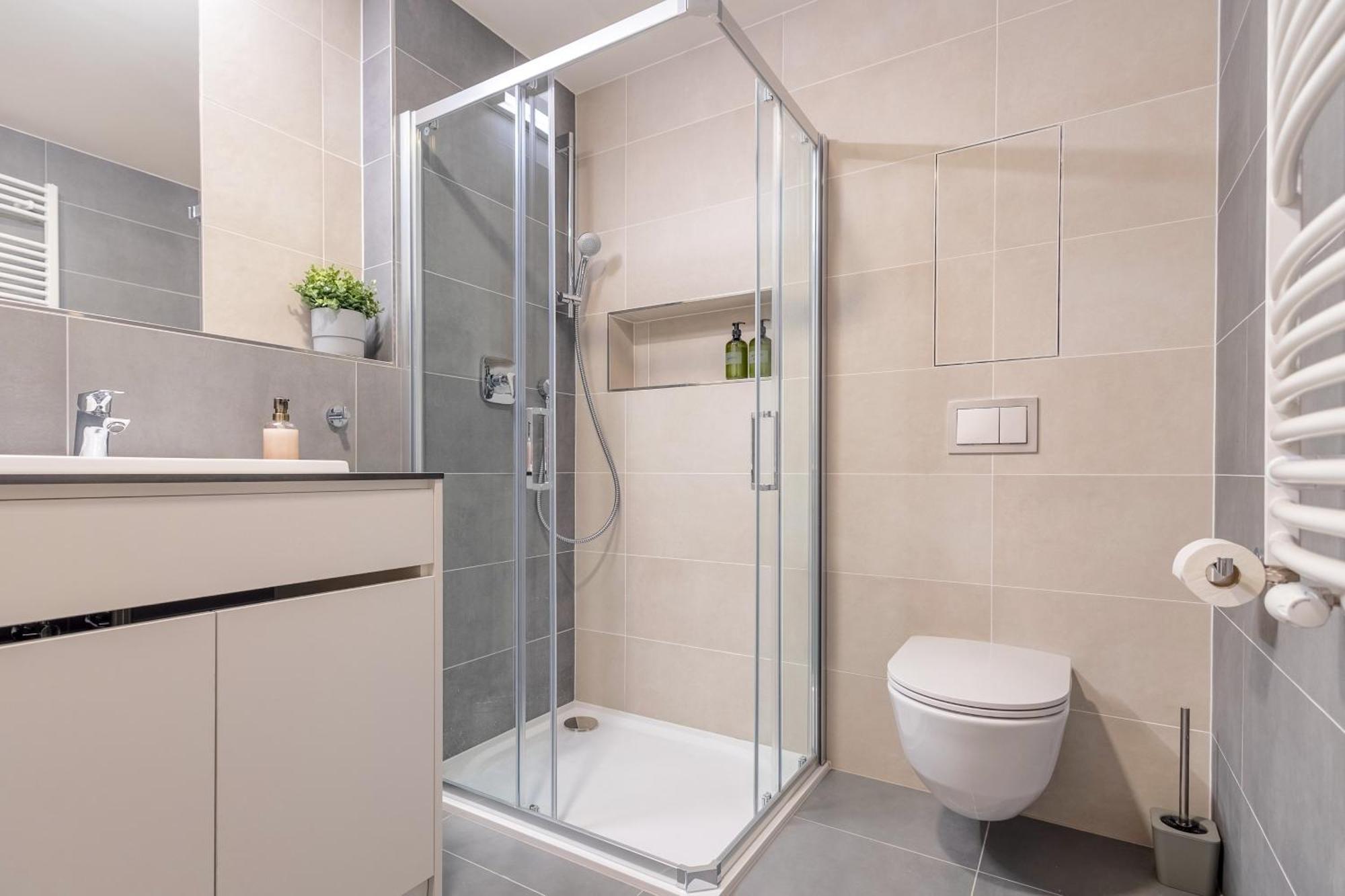 Bright 2Br - 4Th Floor, Balcony, Free Parking By Gravity Prague Appartement Buitenkant foto
